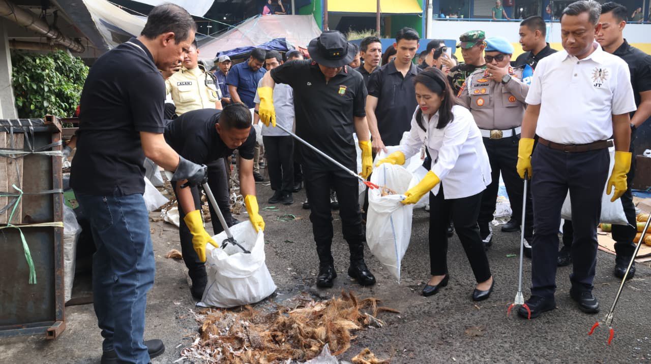 Dukung Gerakan ASRI Presiden, Kapolda Metro dan Sejumlah Menteri Bersihkan Pasar Kramat Jati