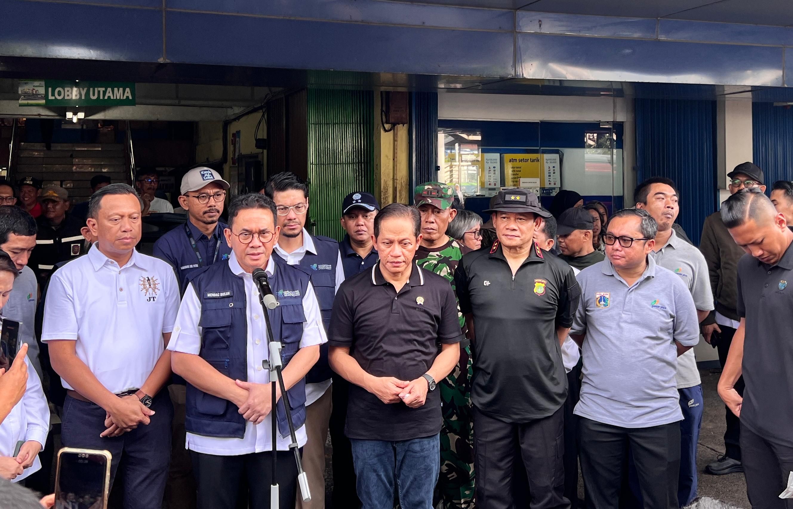 Dukung Gerakan ASRI Presiden, Kapolda Metro dan Sejumlah Menteri Bersihkan Pasar Kramat Jati