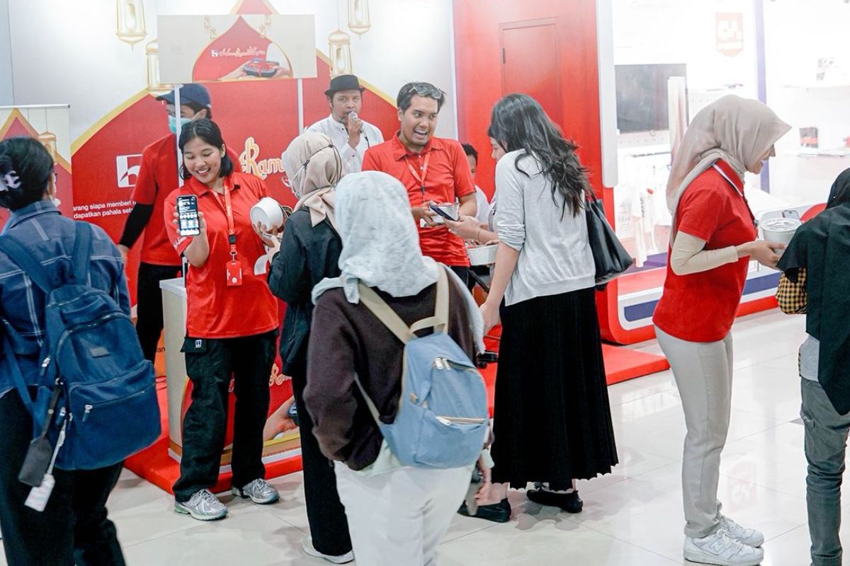 Berkah Ramadan! Para penumpang Commuter Line Dapet Takjil Gratis di Stasiun BNI City