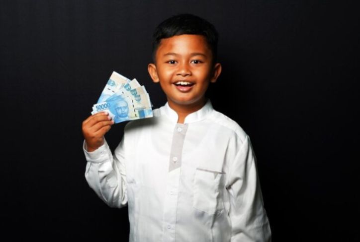 Cara Bijak Mengatur Uang THR Anak, Sekalian Belajar Menabung