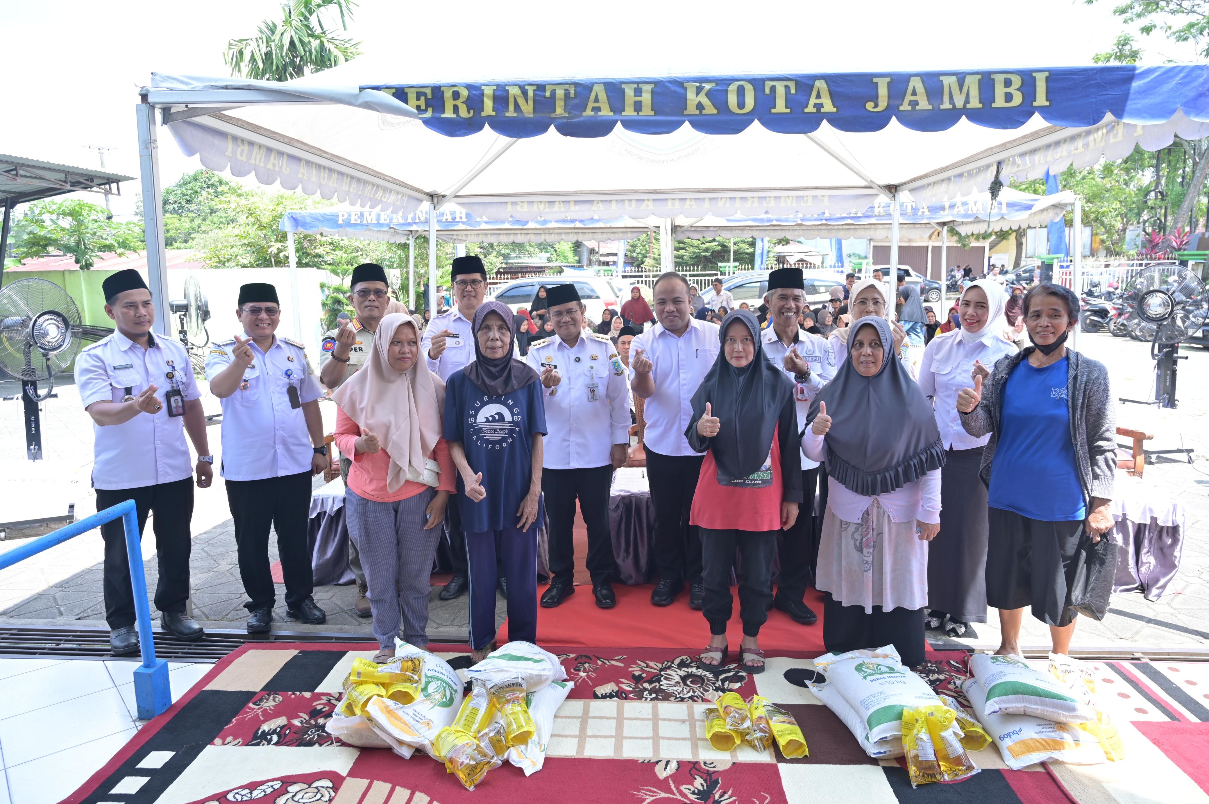 Pastikan Ketahanan Pangan, Wali Kota Jambi Serahkan Bantuan Cadangan Pangan Pemerintah Periode Februari–Maret
