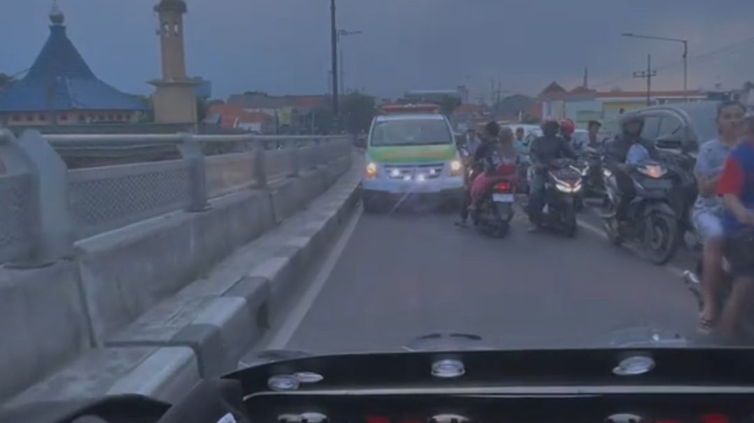 Momen Dua Ambulance dalam Situasi Darurat Berhadapan di Sidoarjo, Mana yang Ngalah?