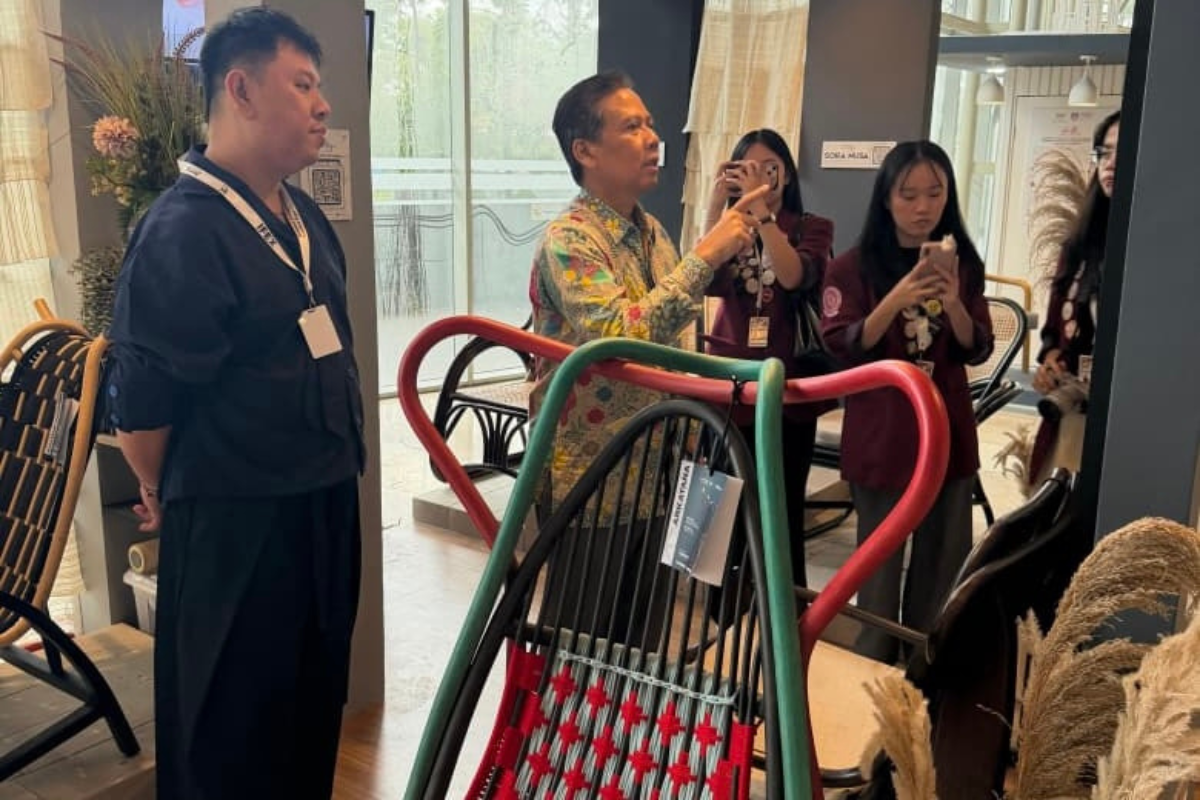Mahasiswa Untar Raih Best Booth University di IFEX 2026 Lewat Desain Furnitur Berbasis Warisan Budaya