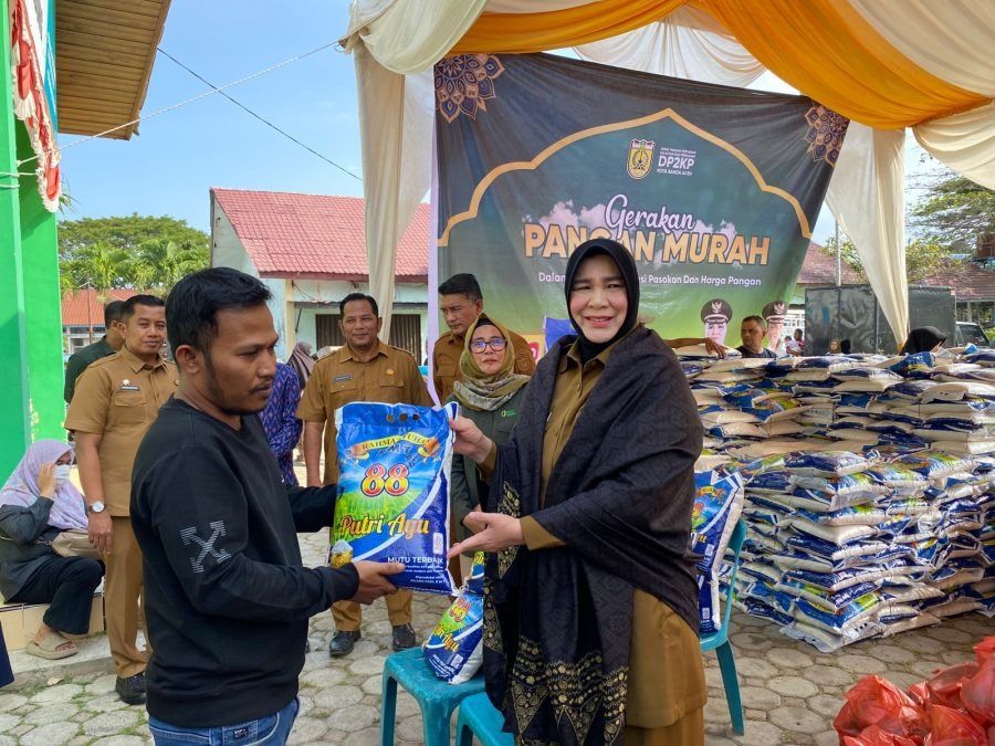 Jelang Lebaran, Illiza Sa’aduddin Djamal Tinjau Gerakan Pangan Murah di Banda Aceh