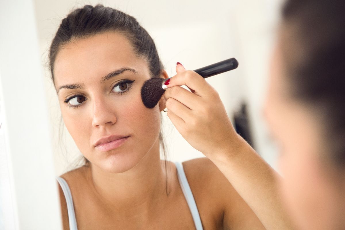 6 Cara Aplikasi Blush On Biar Nggak Menor, Hasilnya Natural dan Fresh!