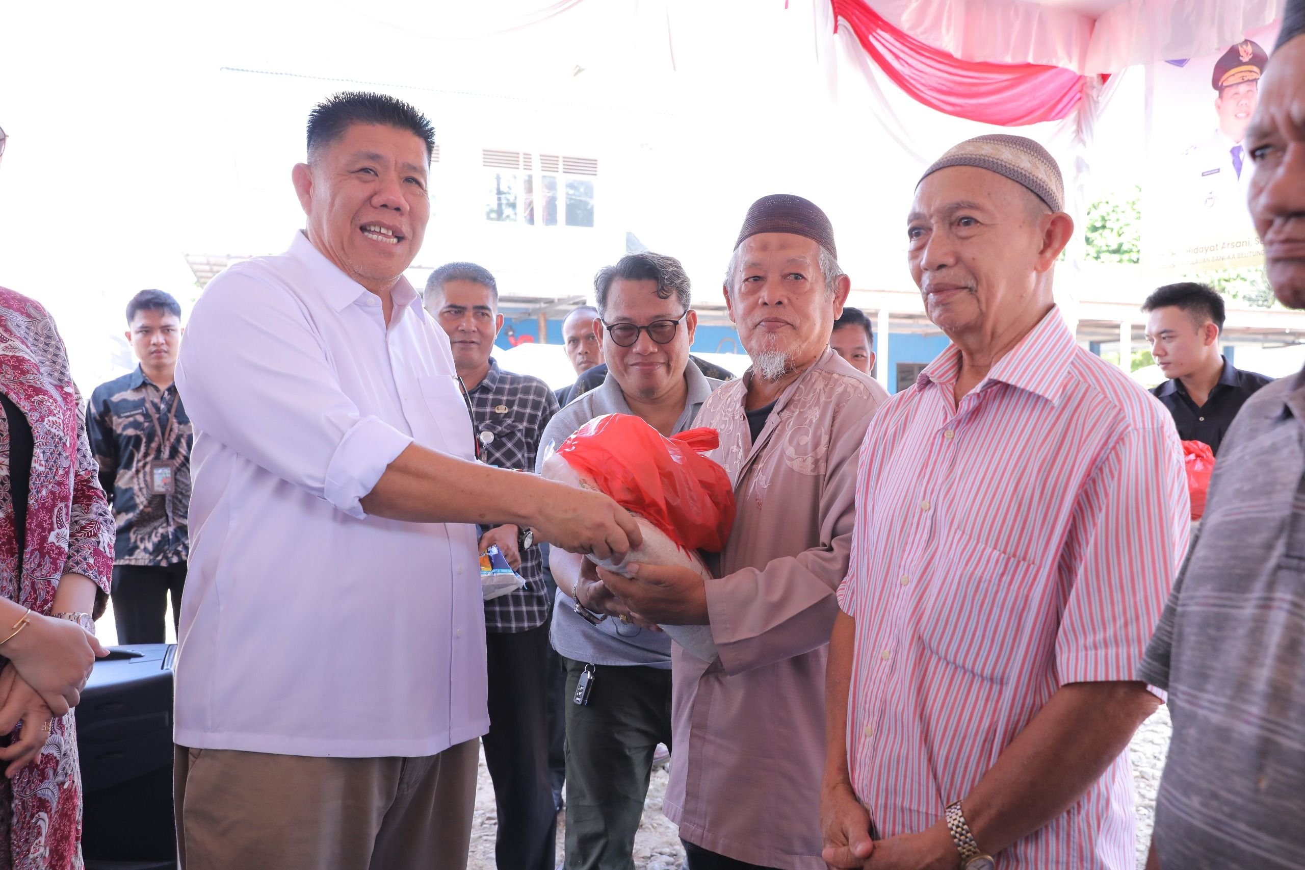 Gubernur Babel Hidayat Arsani Buka Pasar Murah dan Bagikan Sembako