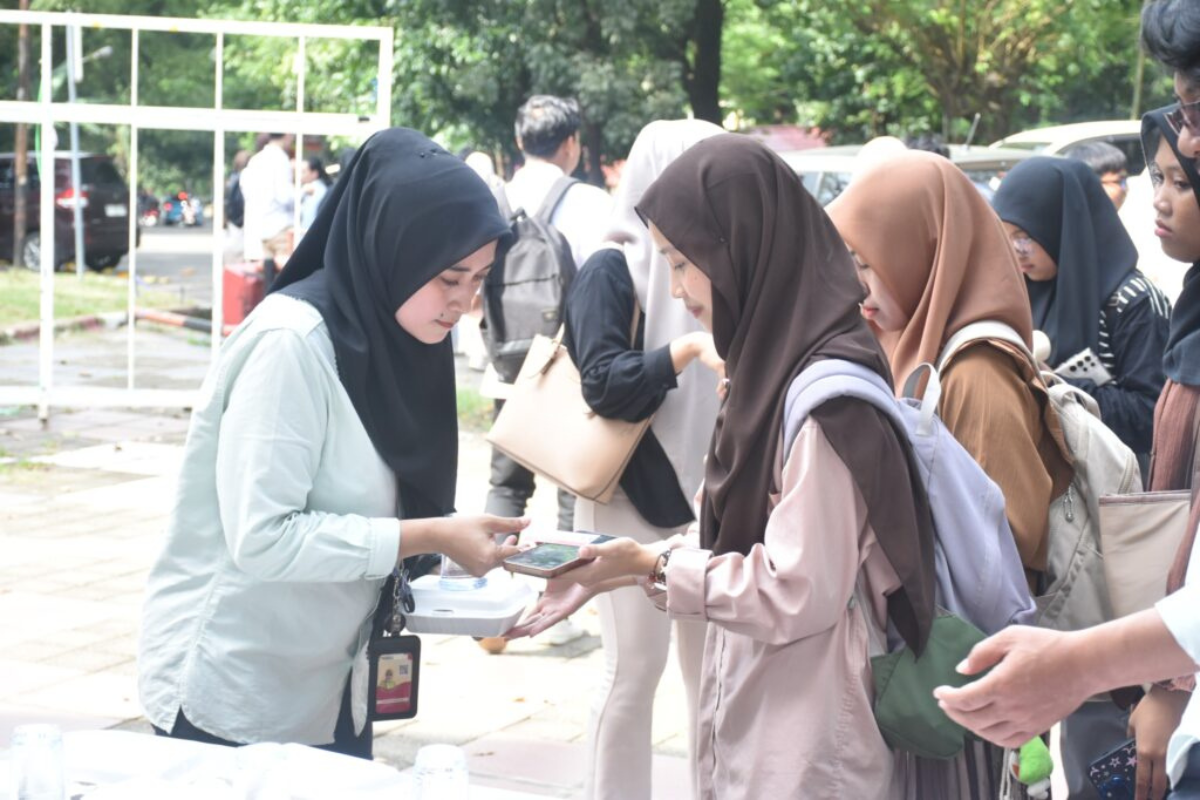 Ribuan Mahasiswa Serbu Takjil Ramadan di Universitas Hasanuddin, 1.450 Paket Ludes dalam Hitungan Menit!