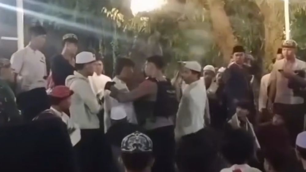 Kehusyukan Salat Witir Malam Ke-23 Ramadan di Masjid Agung Jami Kota Malang Tercoreng Gangguan Petasan