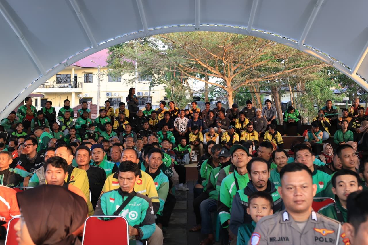 HUT ke-23 Polda Bangka Belitung, Bagikan Takjil ke Masyarakat dan Undang Ratusan Ojol Bukber