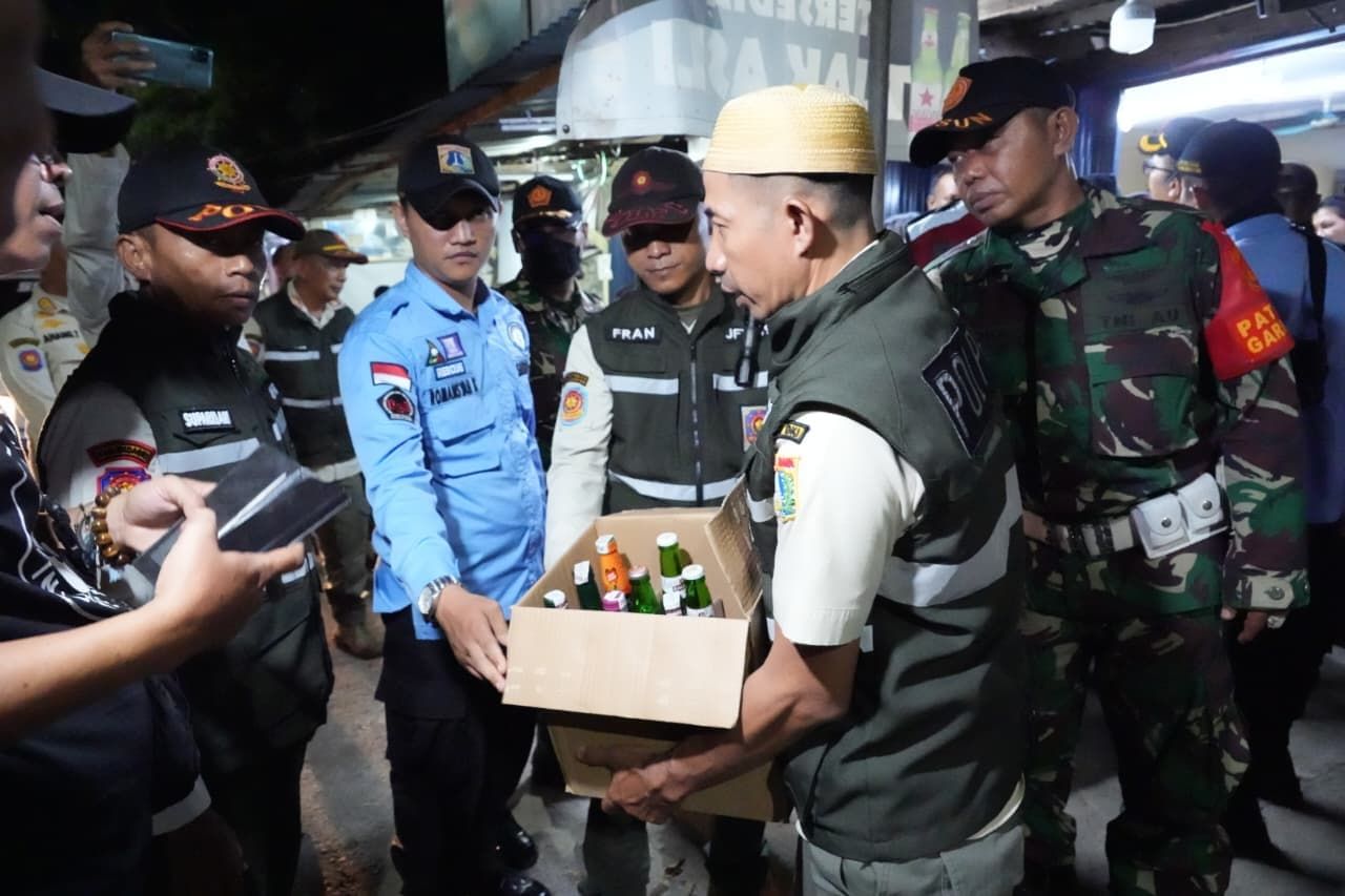 Ratusan Petugas Gabungan di Kecamatan Makasar Amankan Botol Miras Jelang Libur Panjang