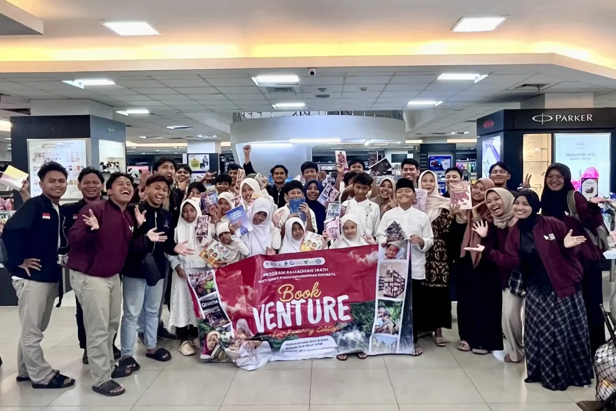 Tingkatkan Minat Baca Sejak Dini, Mahasiswa UNAIR Gelar Edukasi Interaktif bagi Anak Yatim di Surabaya