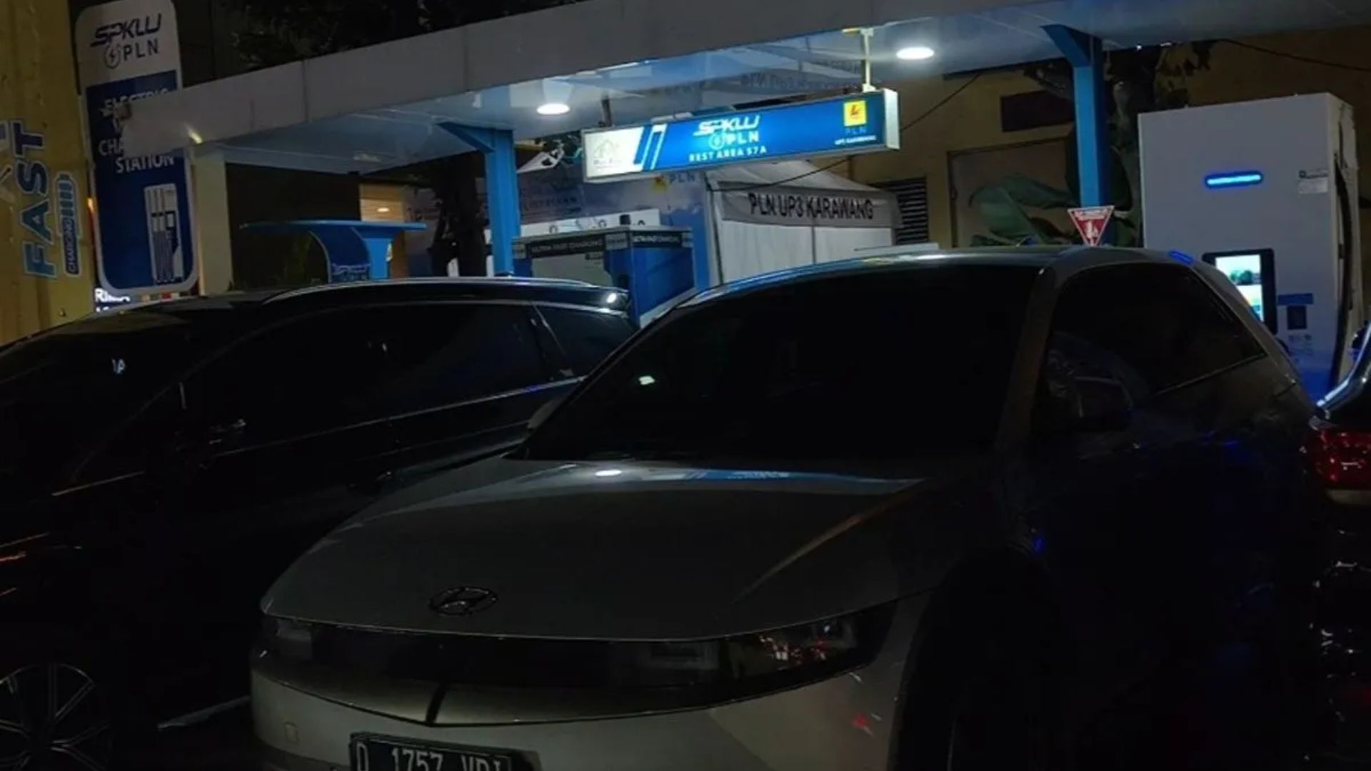 Pemudik Padati Rest Area Km 57 Tol Cikampek, Antrean SPKLU Mengular