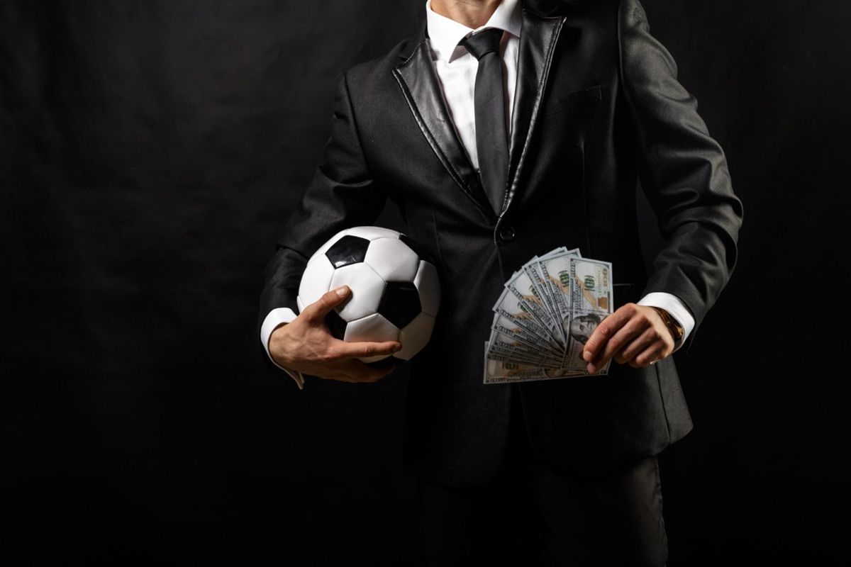 Di Balik Lapangan Hijau, Begini Cara Mafia Bola Mengatur Skor