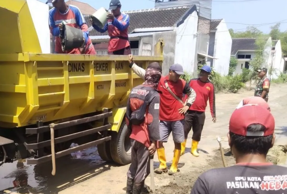 Pemkot Semarang Tangani Banjir Kiriman dari Ungaran, Perkuat Tanggul dengan Ribuan Karung Pasir