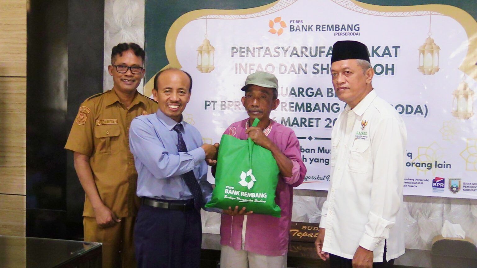 130 Warga Kurang Mampu di Rembang Terima Bantuan Paket Sembako dari BUMD Rembang