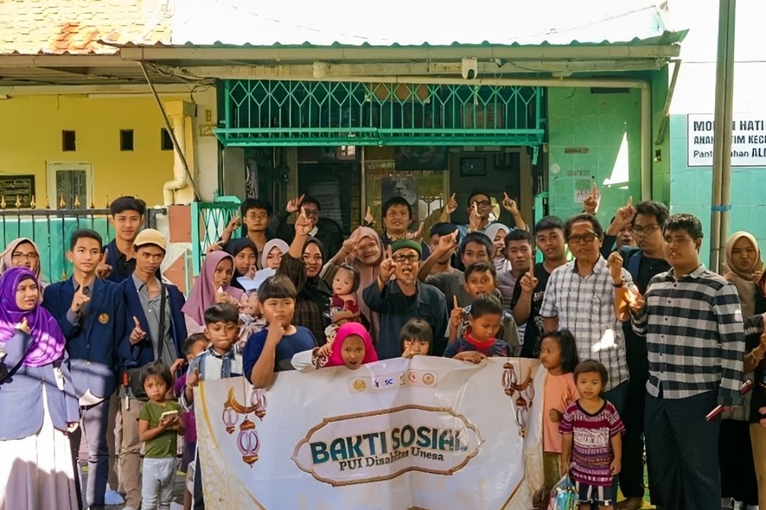 Relawan UNESA dan Mahasiswa Disabilitas Berbagi Kebahagiaan Lewat Bakti Sosial di Panti Asuhan saat Ramadhan