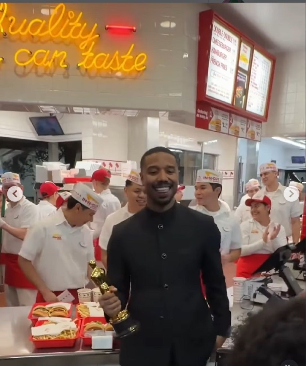 Usai Menang Oscar 2026, Michael B Jordan Pilih Rayakan Kemenangan di Kedai Burger Lokal Sambil Bawa Piala