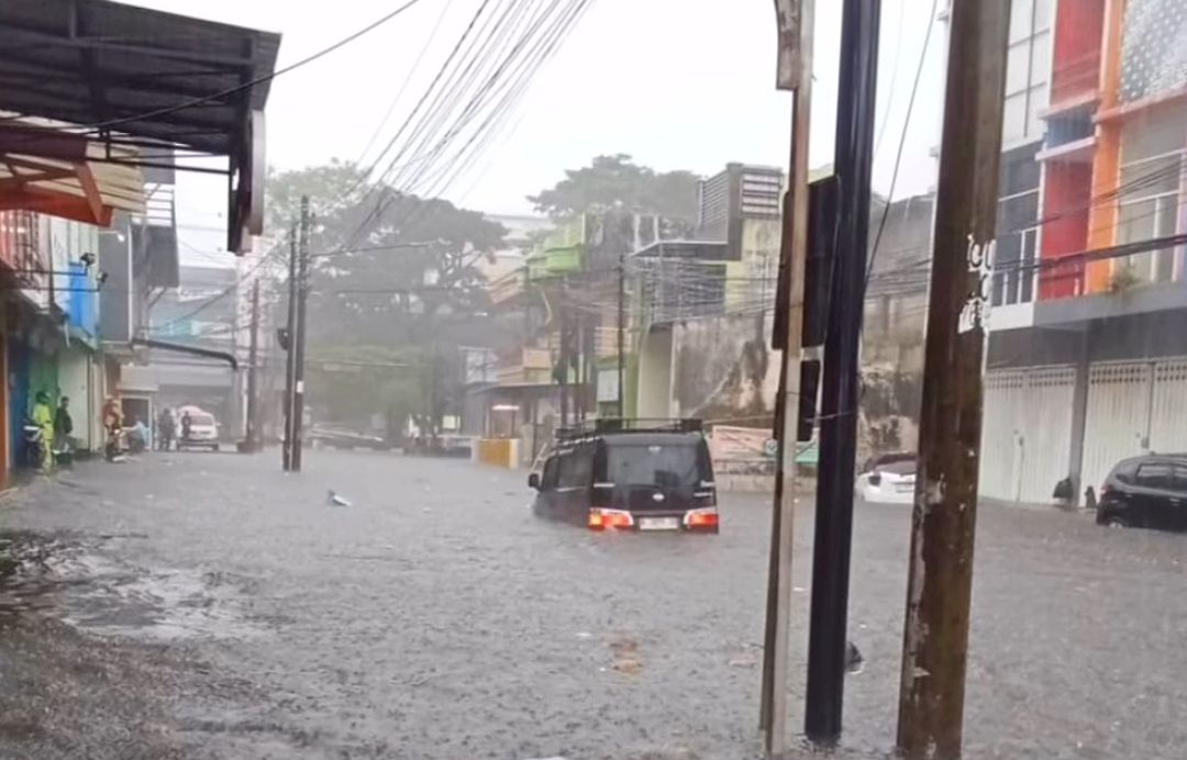Hujan Deras Lumpuhkan Malang Raya, Banjir Rendam Sejumlah Titik hingga Setengah Mobil