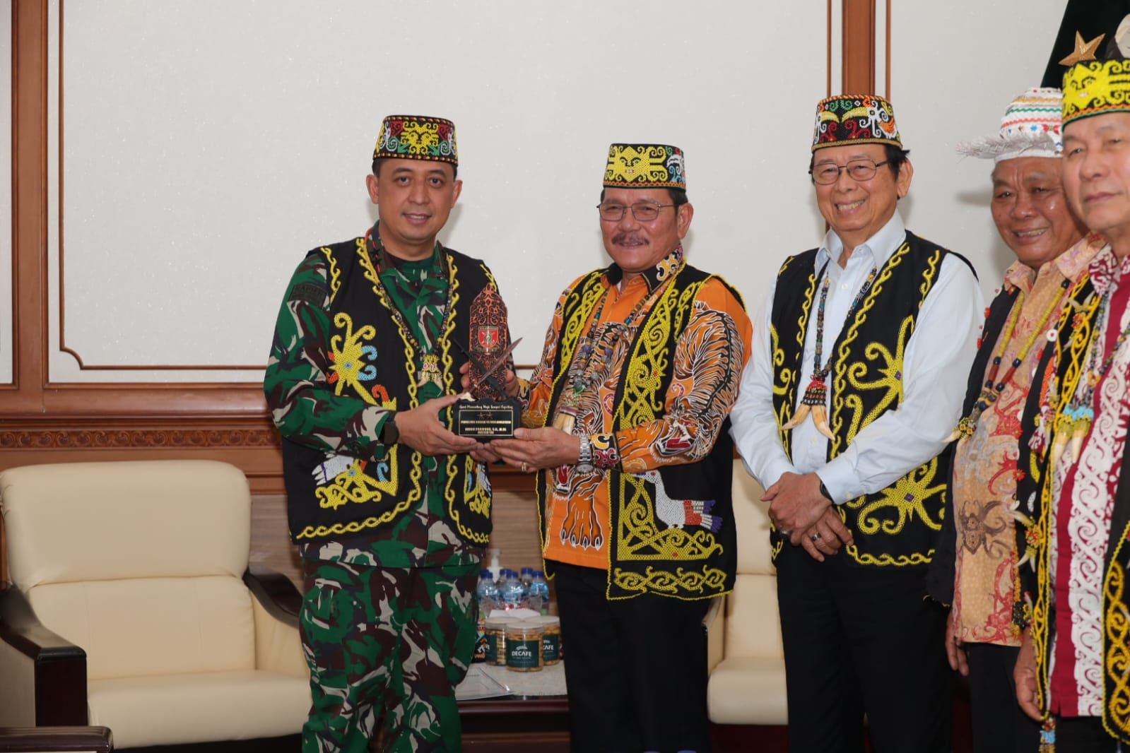 Ingkong Ala Temui Pangdam Mulawarman, Suarakan Harapan Pemuda Dayak Kenyah