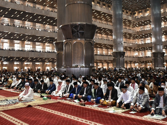 Baju Baru Bukan Wajib, Ini Sunah Berhias Sebelum Salat Id