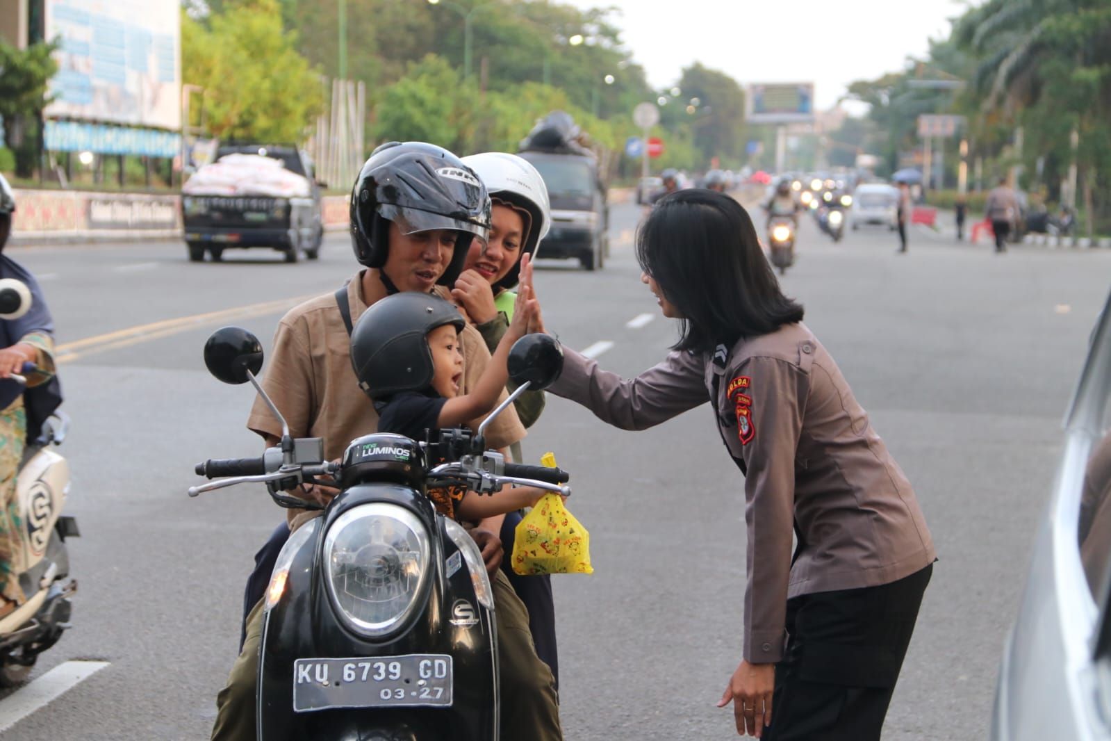 Berbagi di Jalanan, Humas Polda Kaltara Tebar Kebaikan di Momen Berbuka