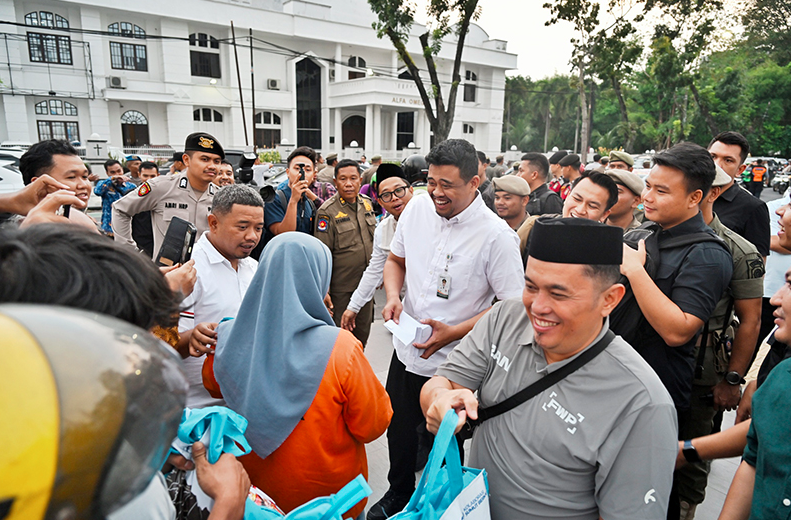 Bobby Nasution Salurkan THR untuk Pekerja Informal di Medan