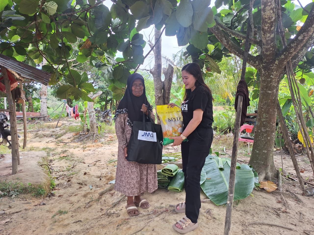 JMSI Kaltara–Nunukan Sambangi Ibu-Ibu Petani Sayur dan Penjual Daun Pisang, Salurkan Bahan Pokok Jelang Idul Fitri