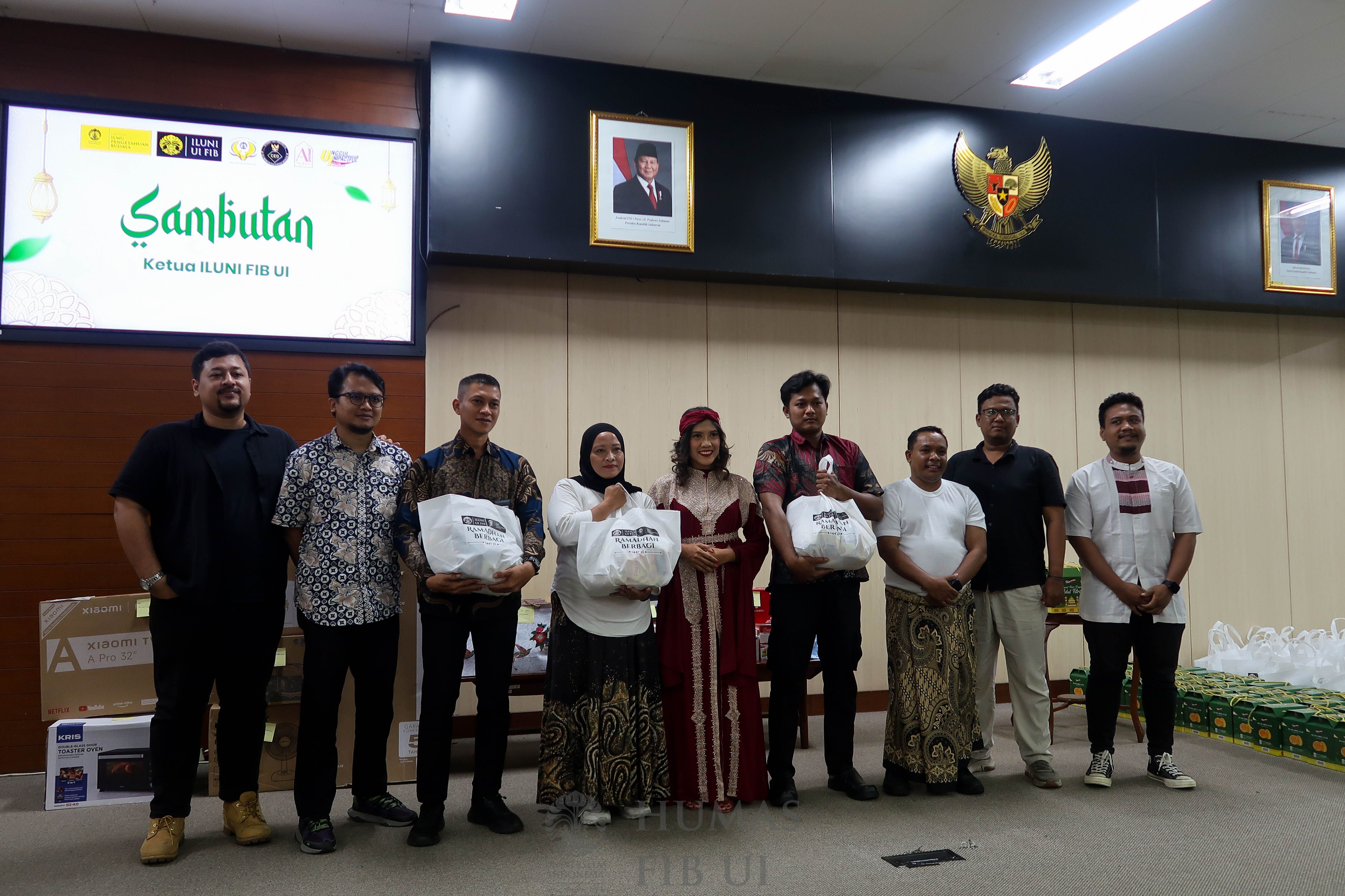 ILUNI UI FIB dan FIB UI Bagikan 180 Paket Sembako bagi Karyawan dan Warga Sekitar