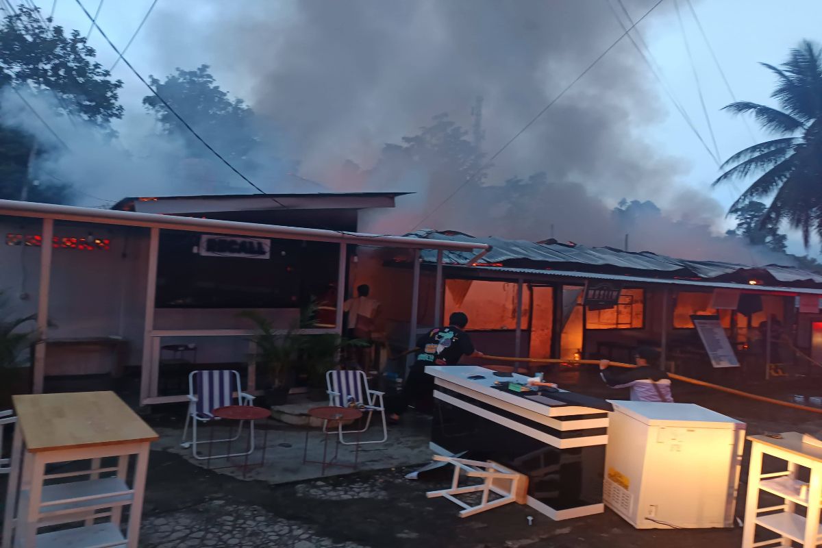 Rumah Kos dan 5 Unit Kios Terbakar di Belakang Unsrat Hari Ini!