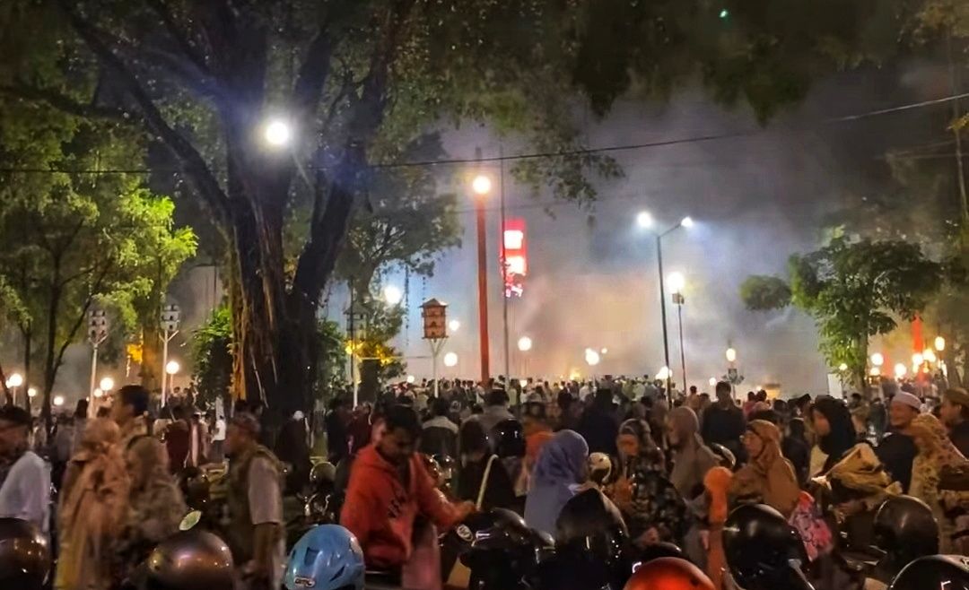 Iktikaf Malam Terakhir di Alun-Alun Malang Terganggu Petasan Warga