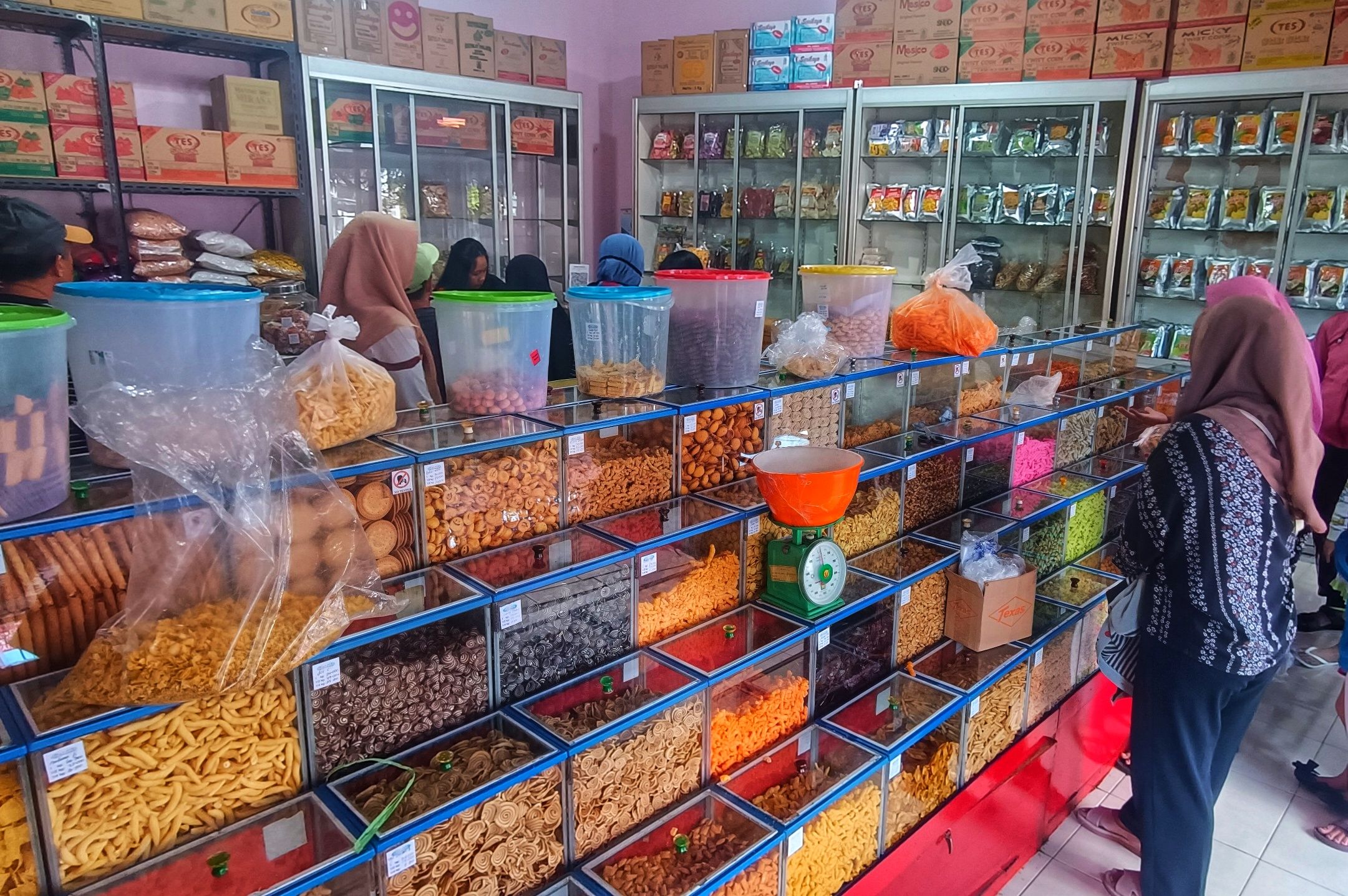 Jelang Lebaran, Toko Kue Kering Kiloan di Malang Diserbu Pembeli, Omzet Naik Tajam