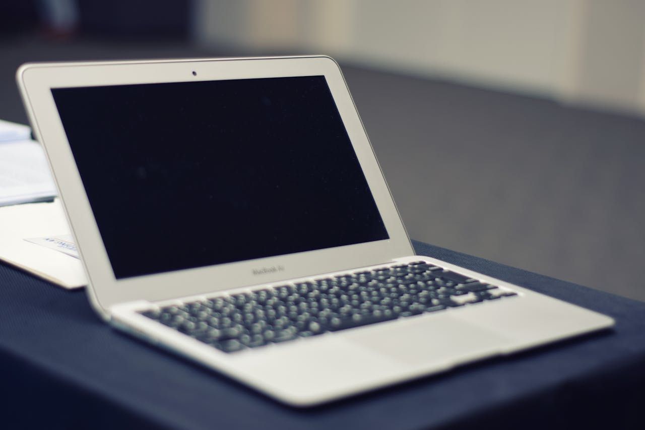 Layar Laptop Tiba-tiba Hitam Padahal Mesin Nyala? Lakukan 8 Langkah P3K Teknologi Ini!