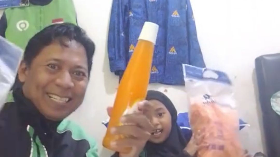 Kisah Haru Driver Ojol Dapat Hampers dari Adik Ipar yang Dulu Ia Beri Uang Jajan Saat Sekolah