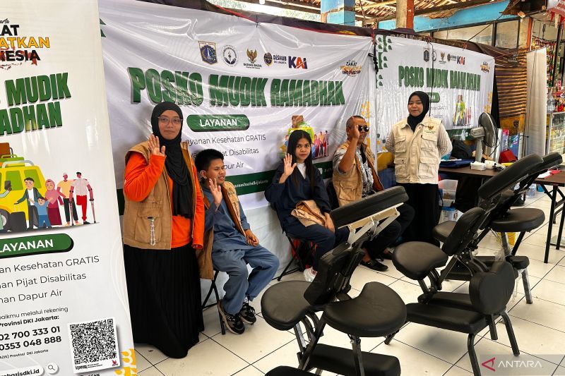 Tunanetra Berikan Layanan Relaksasi dan Terapi di Terminal Kampung Rambutan untu Pemudik