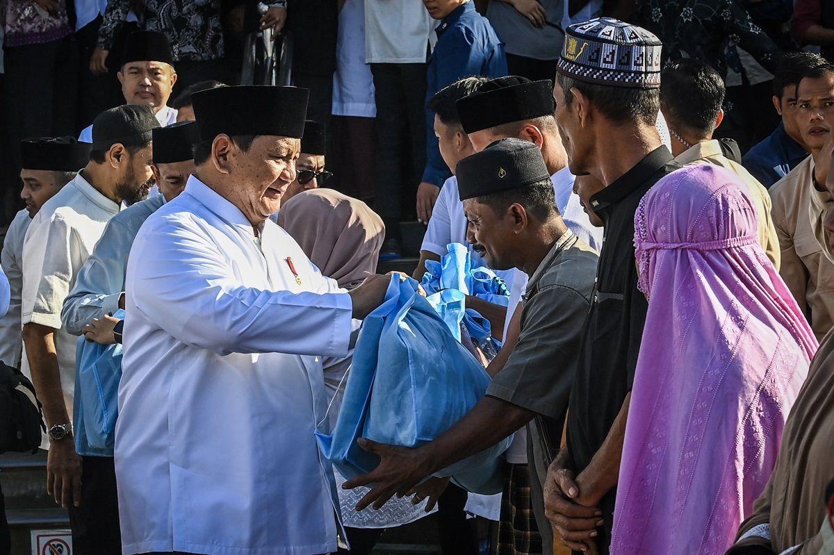 Presiden Prabowo Subianto Serahkan Bantuan Sembako di Aceh Tamiang Usai Salat Idul Fitri