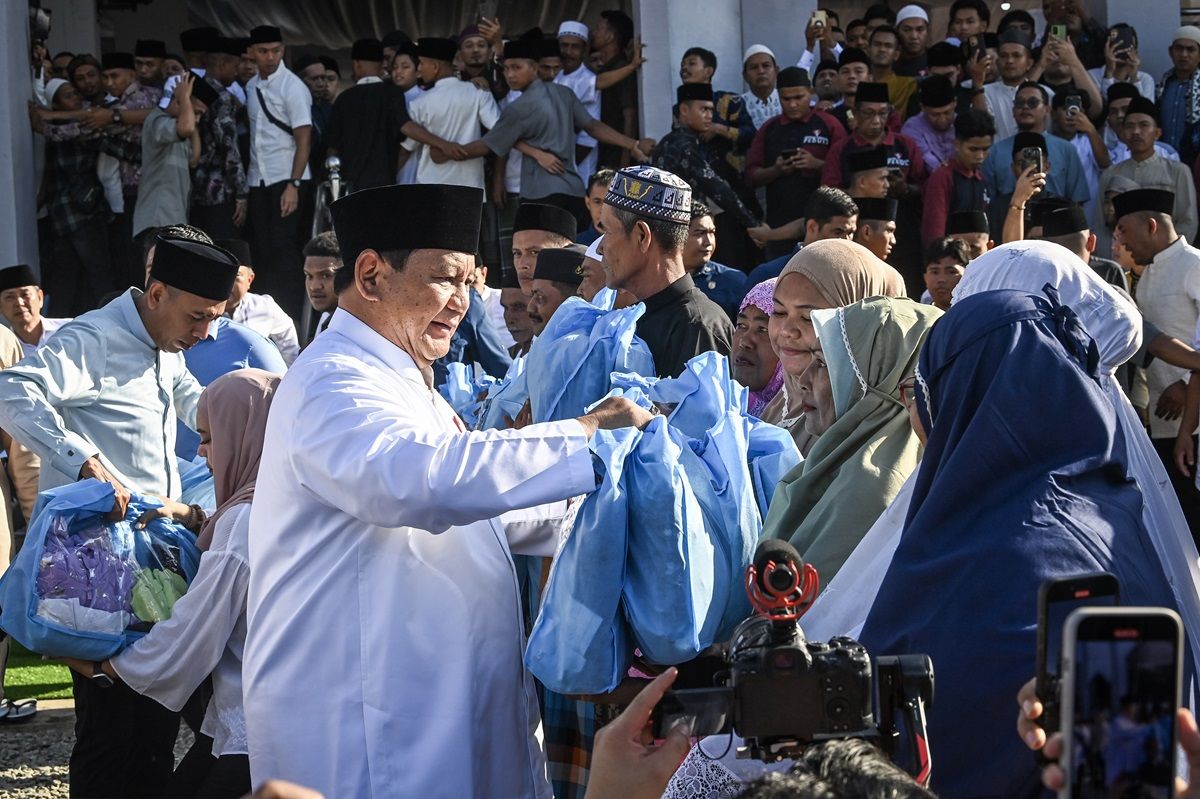 Presiden Prabowo Subianto Serahkan Bantuan Sembako di Aceh Tamiang Usai Salat Idul Fitri