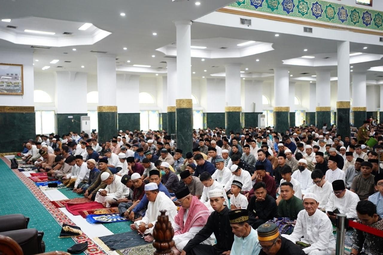 Ribuan Jamaah Padati Masjid Raya An-Nur Riau, Salat Idulfitri 1447 H Berlangsung Khidmat Meski Diguyur Hujan