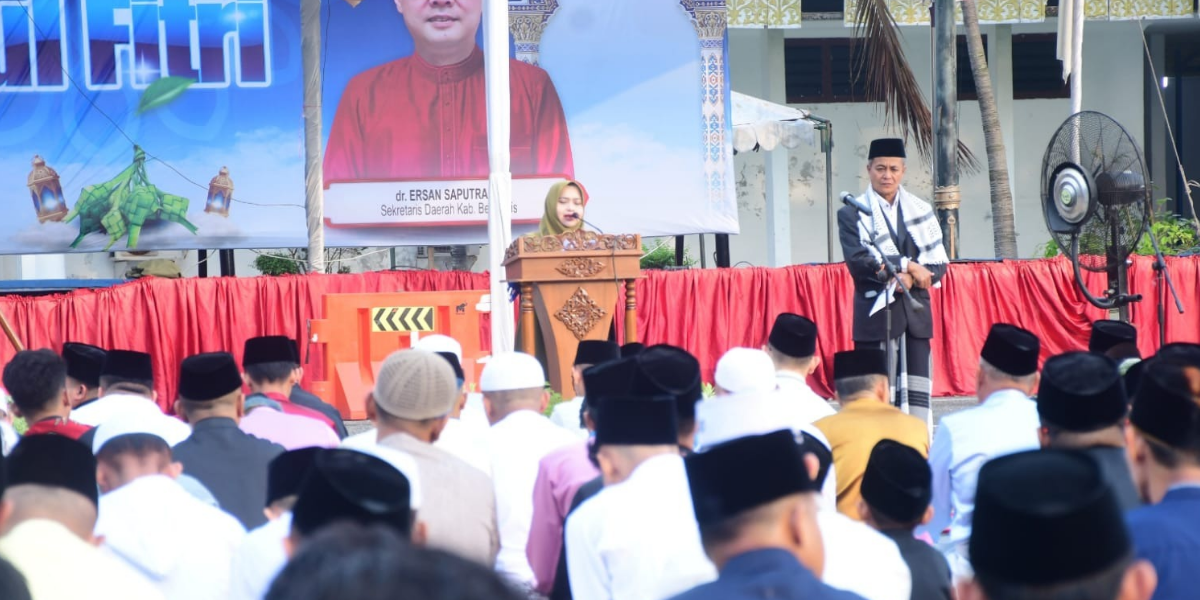 Bupati Kasmarni Salat Idul Fitri Bersama Ribuan Warga, Tekankan Efisiensi dan Kerukuna