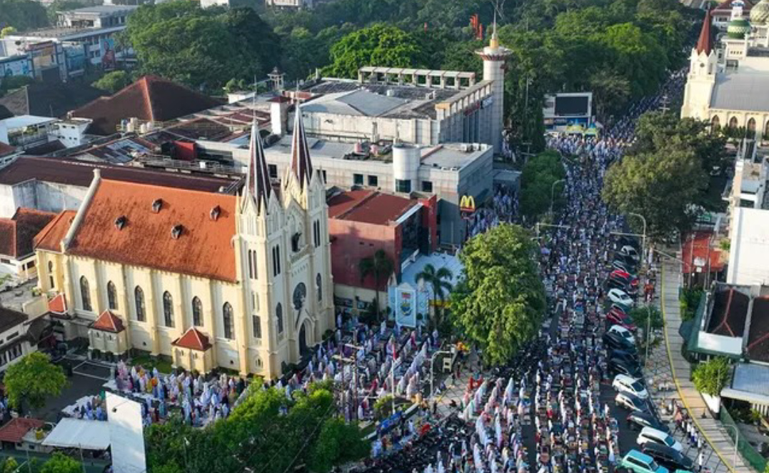 Toleransi Indah di Kayutangan, Halaman Gereja Katedral Jadi Tempat Salat Idul Fitri