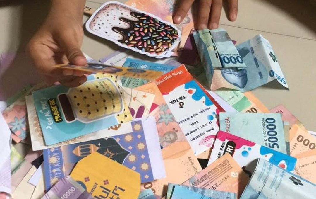 Jangan Habis Seketika, Ini Cara Cerdas Kelola Uang Angpao Anak
