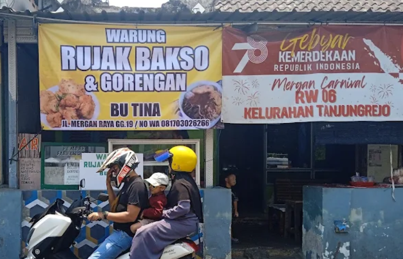 Di Tengah Libur Lebaran, Penjual Bakso dan Rujak Cingur Justru Tetap Jualan