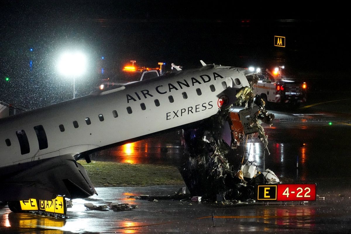 Dua Pilot Tewas Setelah Pesawat Tabrak Truk Pemadam di Bandara New York