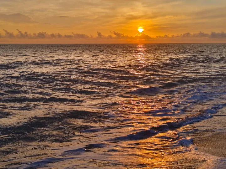 Siapkan Kamera! Ini 8 Spot Sunrise Terbaik di Bangka Belitung, Cocok Buat Healing
