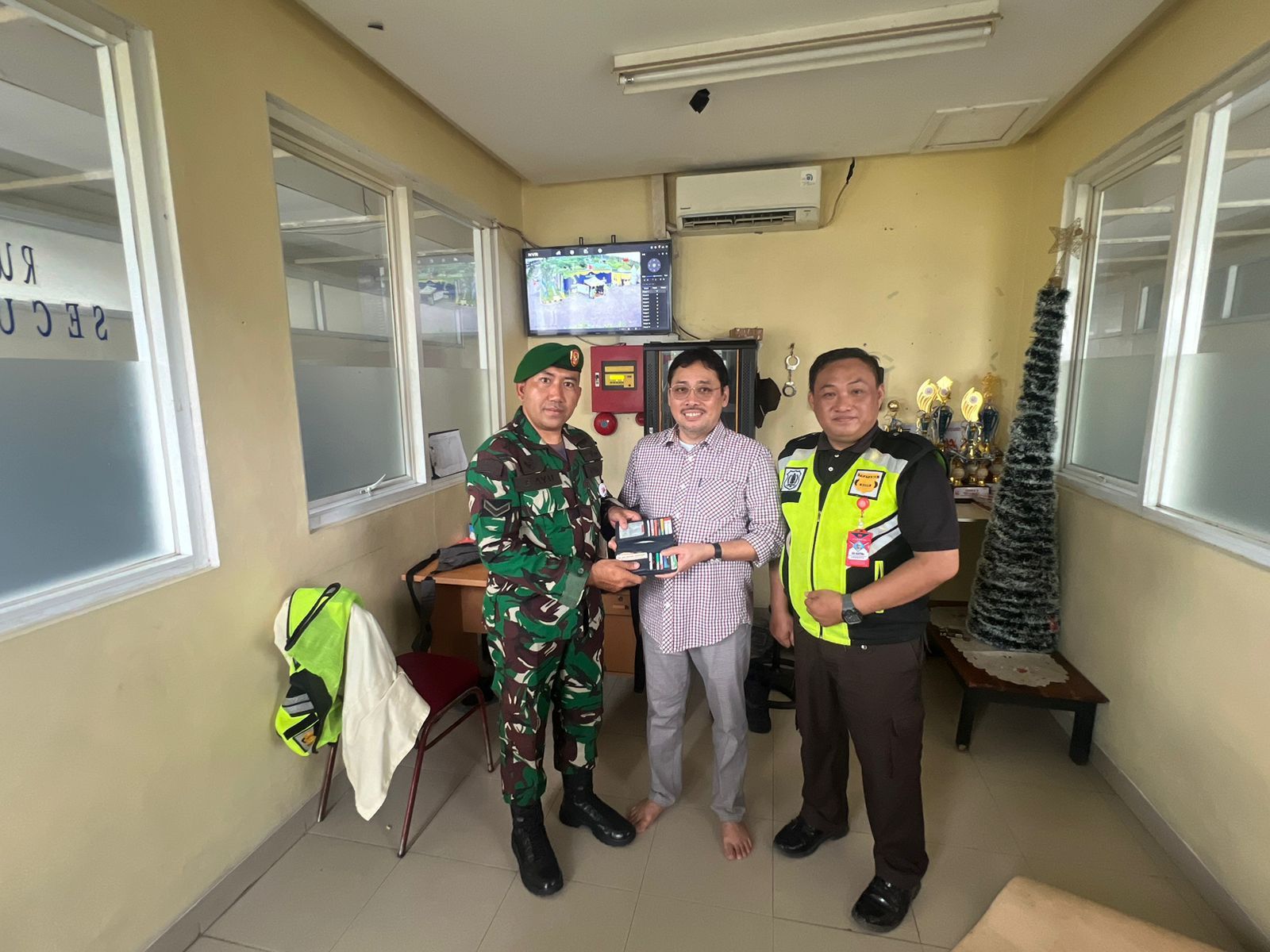 Petugas Tol Lampung Temukan Tas Berisi Dolar, Langsung Dikembalikan ke Pemilik