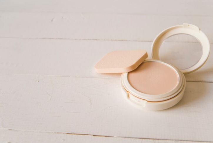 Compact Powder dan Two Way Cake, Mana yang Lebih Cocok untuk Kamu?