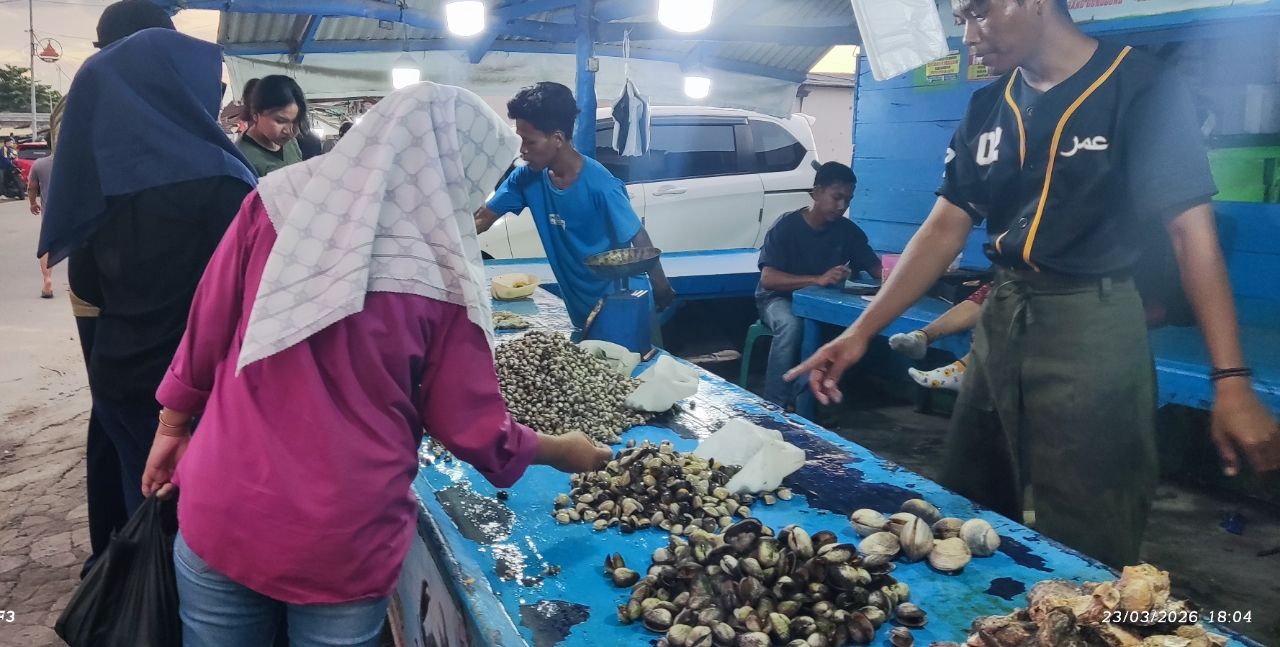 Pasar Ikan Baru Karangantu Diserbu Warga Saat Libur Lebaran, Harga Terjangkau dan Ikan Segar