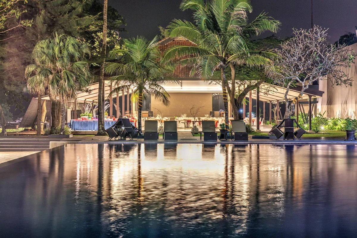 Ngapain Sewa Hotel Mahal? 4 Penginapan di Anyer Ini Punya View Pantai yang Sama Cantiknya!