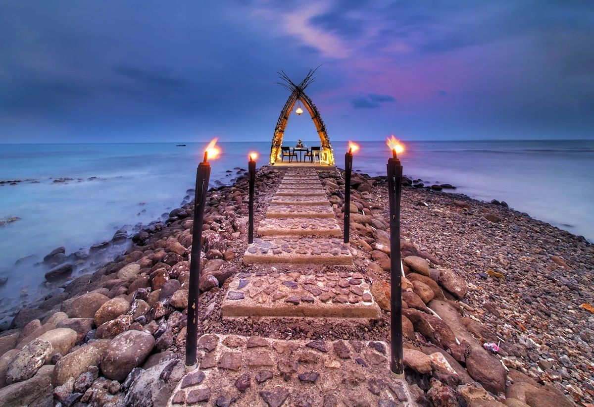 Ngapain Sewa Hotel Mahal? 4 Penginapan di Anyer Ini Punya View Pantai yang Sama Cantiknya!