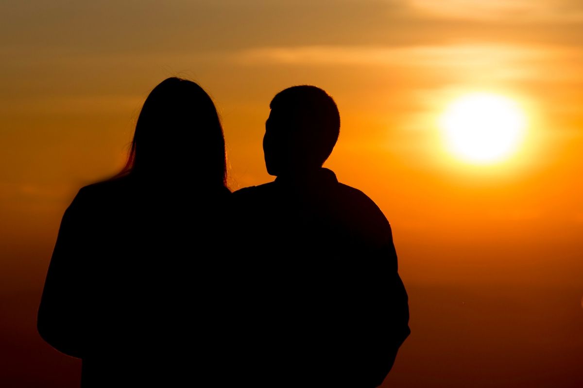Sinyal Cinta yang Belum Padam: 7 Tanda Mantan Masih Memiliki Perasaan pada Anda