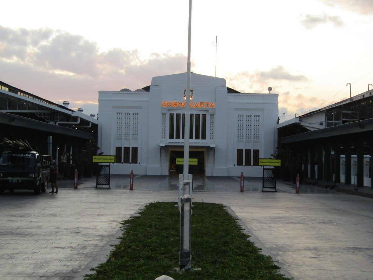 Bedah Dua Stasiun Utama Yogyakarta: Mana yang Paling Dekat ke Malioboro?